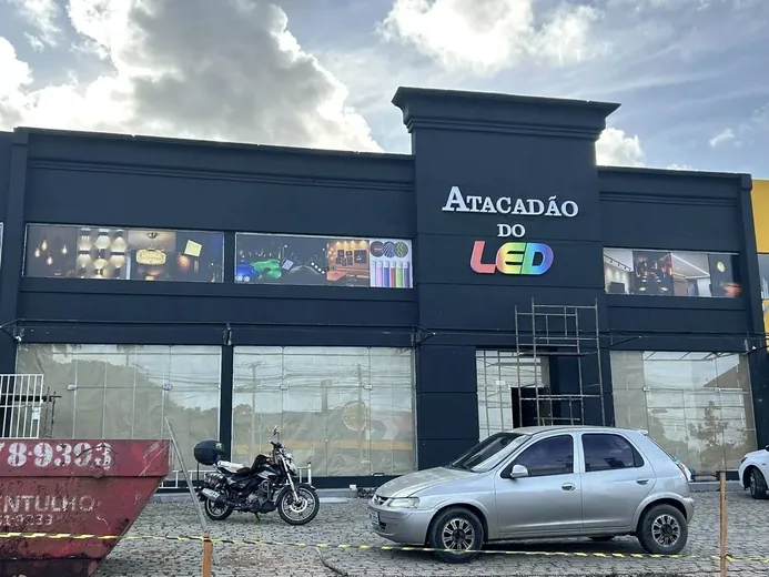 Fachada preta do Atacadão do LED com letra caixa branca e logo colorido