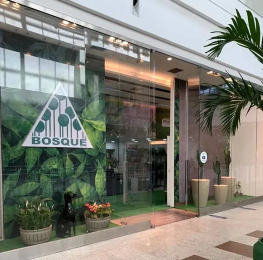 Vitrine do Bosque com painel de folhagem impresso e logo aplicado