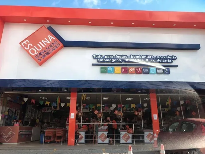 Testeira da Esquina Embalagens com logo em bandeira diagonal