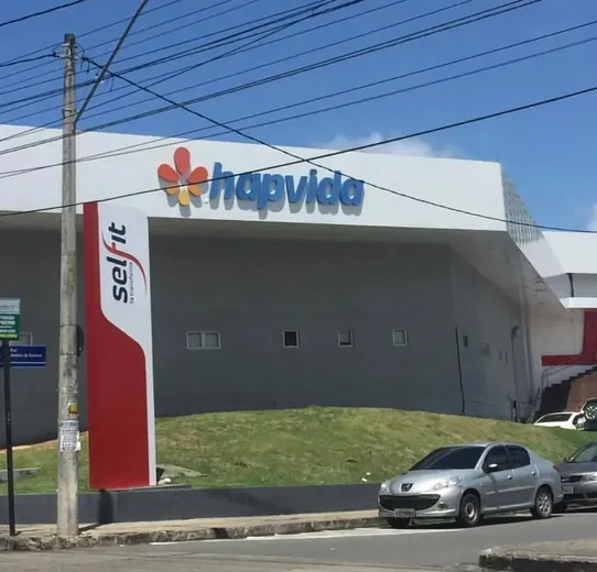Fachada da clínica Hapvida e SelfIt com letra caixa aplicada