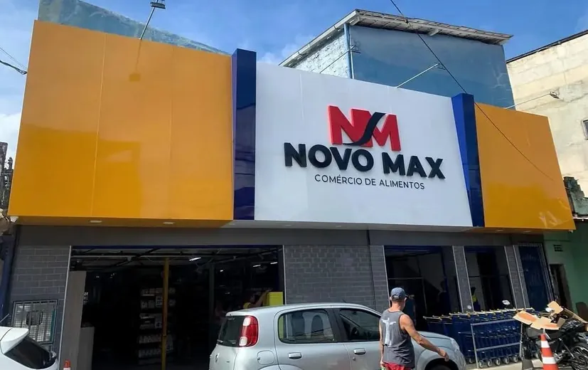 Fachada em ACM laranja, azul e branco do Novo Max