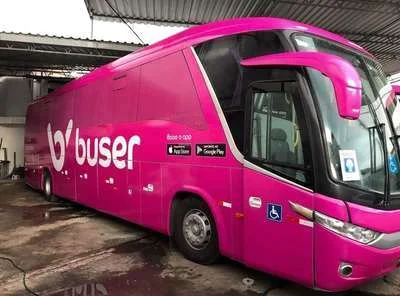 Ônibus rodoviário da Buser envelopado em vinil rosa