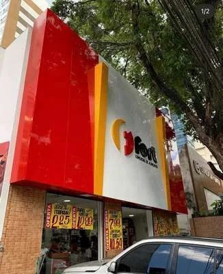 Fachada em ACM vermelho e amarelo do supermercado Fort vista de baixo
