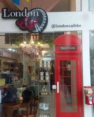 Fachada da cafeteria London Café com logo recortado