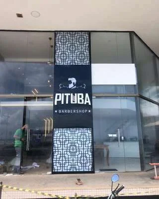 Painel vertical vazado sendo finalizado na Pituba Barbershop