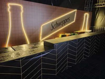 Bar cenográfico da Schweppes com contorno de garrafa em fita de LED