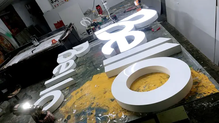 Letras caixa iluminadas sendo fabricadas na fábrica da COMUNIKAR