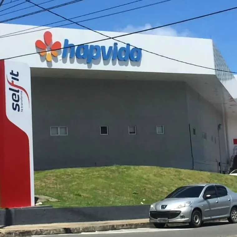 Fachada da clínica Hapvida com letra caixa azul e totem vermelho da SelFit