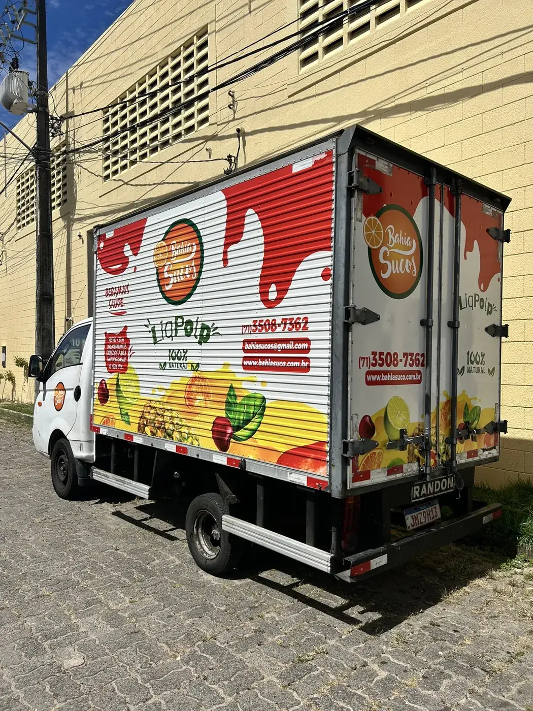 Veículo adesivado com identidade visual aplicada pela COMUNIKAR