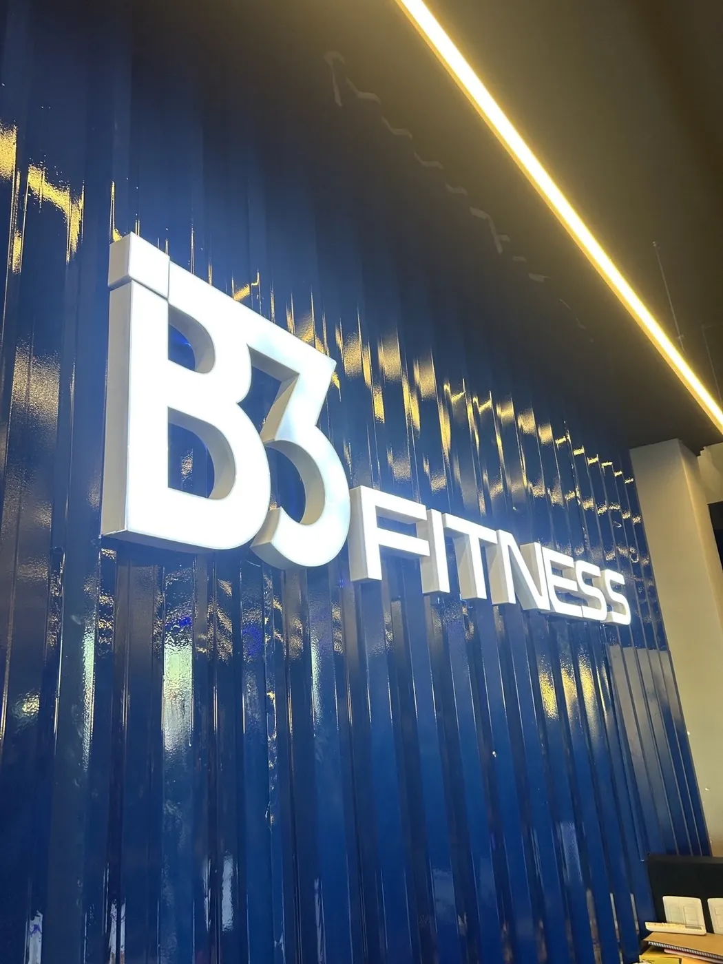 Letreiro interno iluminado da B3 Fitness executado pela COMUNIKAR